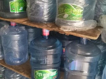 图 正品怡乐山泉水采用帽峰山弱碱性水源高科技除菌封装五加仑桶装水 广州生活配送